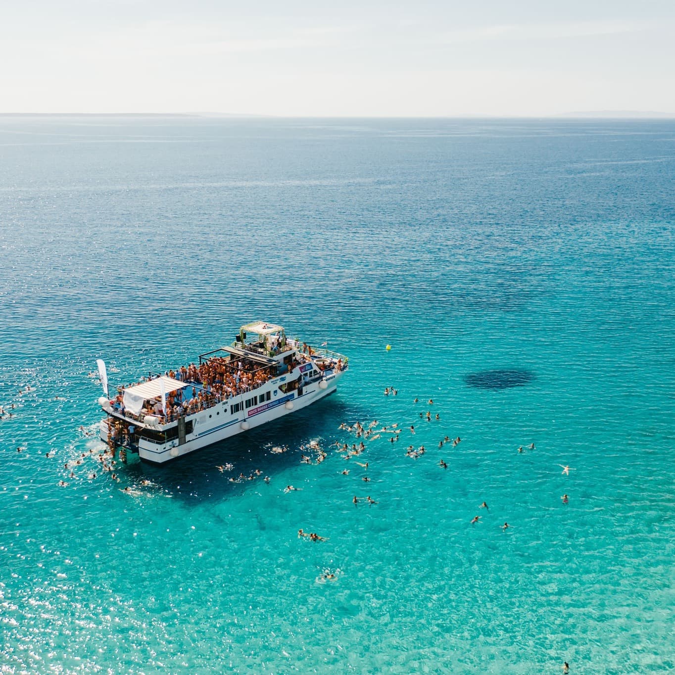Fiesta en barco en Zrce Beach: Fechas, reservas y lo más destacado